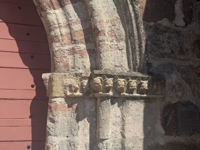 porte église en arc brisé