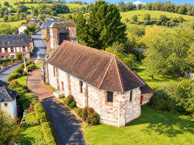 église de Saint-Cyprien du 12è siècle vue d'un drone