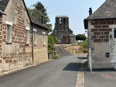 rue principale vers l'église de saint-cyrien