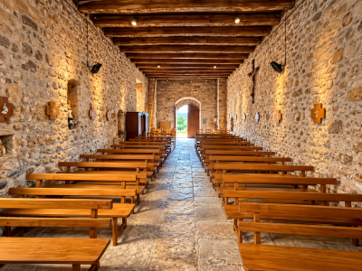 rue principale vers l'église de saint-cyrien
