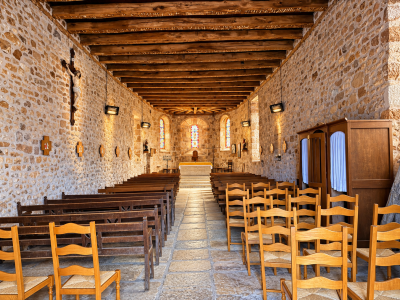 église de Saint-Cyprien du 12è siècle vue d'un drone
